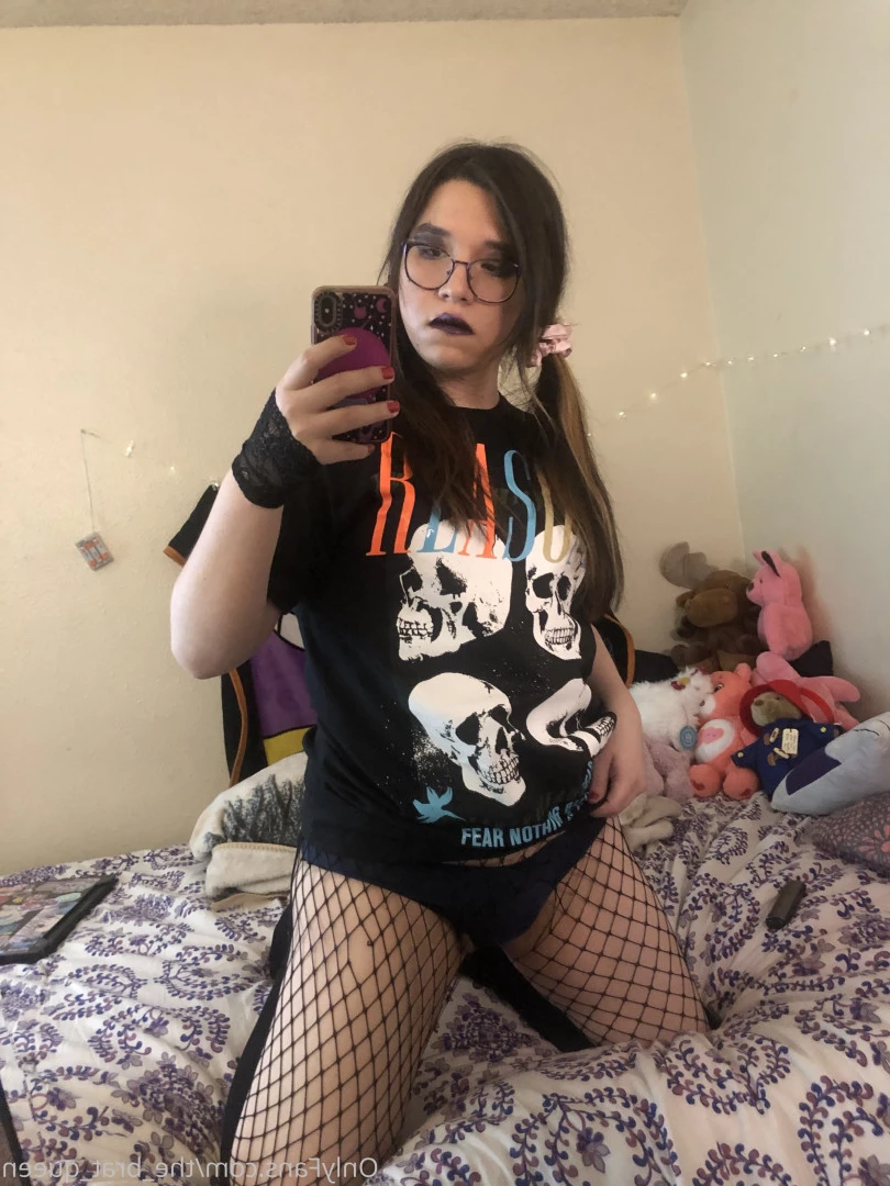 𝔱𝔥𝔢 𝔅𝔯𝔞𝔱 𝔔𝔲𝔢𝔢𝔫 🖤💀🏳️‍⚧️ [ the_brat_queen ] Onlyfans leaked photo 9065261 on Hotleaks.tv