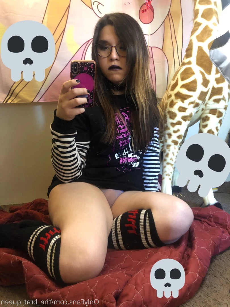 𝔱𝔥𝔢 𝔅𝔯𝔞𝔱 𝔔𝔲𝔢𝔢𝔫 🖤💀🏳️‍⚧️ [ the_brat_queen ] Onlyfans leaked photo 9065423 on Hotleaks.tv