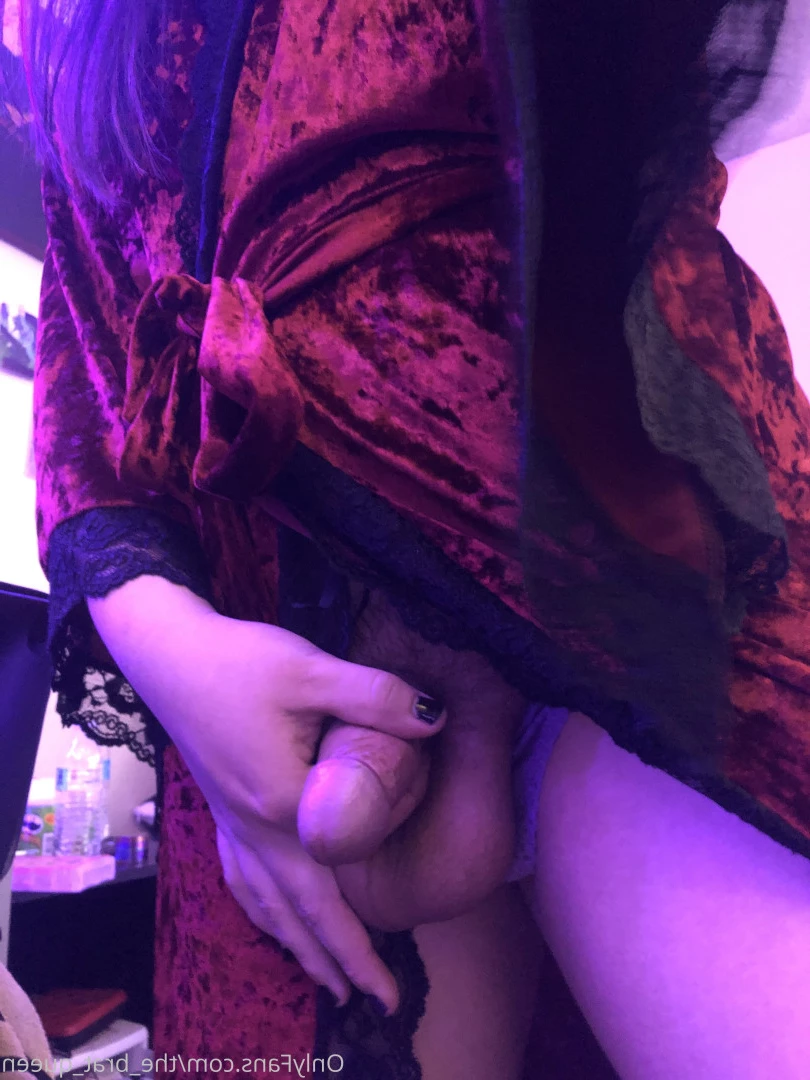 𝔱𝔥𝔢 𝔅𝔯𝔞𝔱 𝔔𝔲𝔢𝔢𝔫 🖤💀🏳️‍⚧️ [ the_brat_queen ] Onlyfans leaked photo 9065602 on Hotleaks.tv
