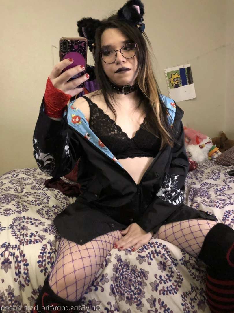 𝔱𝔥𝔢 𝔅𝔯𝔞𝔱 𝔔𝔲𝔢𝔢𝔫 🖤💀🏳️‍⚧️ [ the_brat_queen ] Onlyfans leaked photo 9065702 on Hotleaks.tv