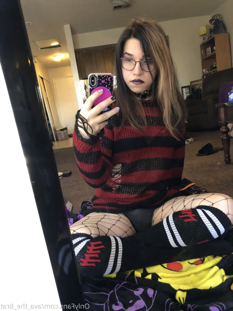 𝔱𝔥𝔢 𝔅𝔯𝔞𝔱 𝔔𝔲𝔢𝔢𝔫 🖤💀🏳️‍⚧️ [ the_brat_queen ] Onlyfans leaked photo 9065955 on Hotleaks.tv