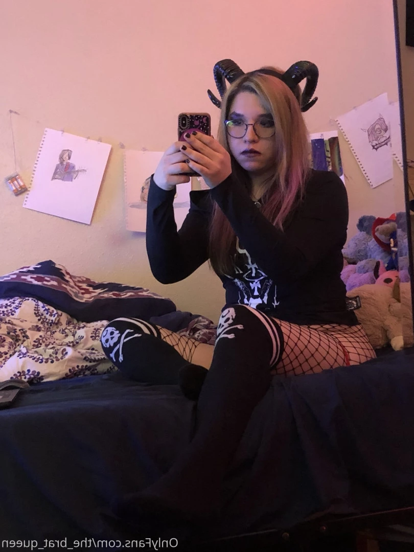 𝔱𝔥𝔢 𝔅𝔯𝔞𝔱 𝔔𝔲𝔢𝔢𝔫 🖤💀🏳️‍⚧️ [ the_brat_queen ] Onlyfans leaked photo 9068388 on Hotleaks.tv