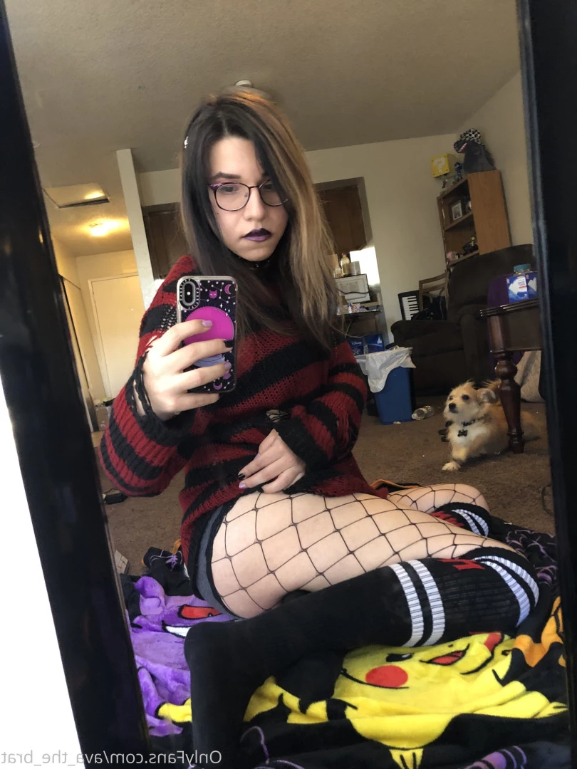 𝔱𝔥𝔢 𝔅𝔯𝔞𝔱 𝔔𝔲𝔢𝔢𝔫 🖤💀🏳️‍⚧️ [ the_brat_queen ] Onlyfans leaked photo 9068877 on Hotleaks.tv