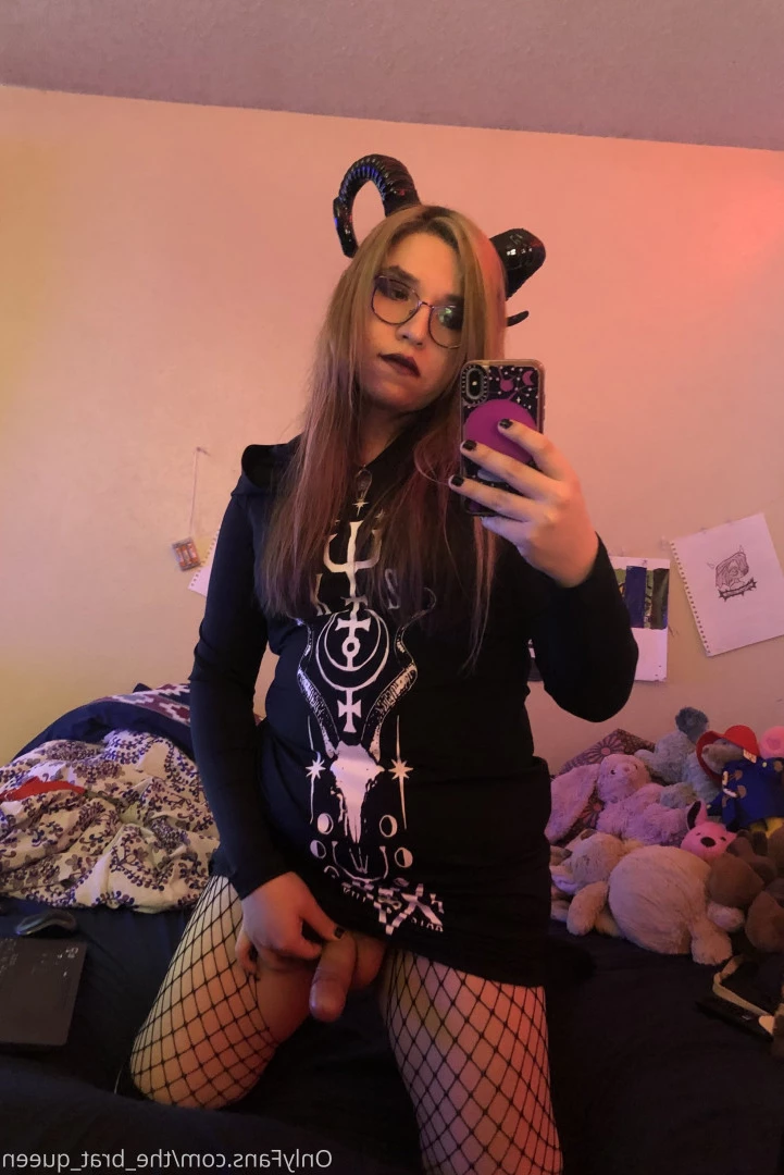 𝔱𝔥𝔢 𝔅𝔯𝔞𝔱 𝔔𝔲𝔢𝔢𝔫 🖤💀🏳️‍⚧️ [ the_brat_queen ] Onlyfans leaked photo 9068936 on Hotleaks.tv