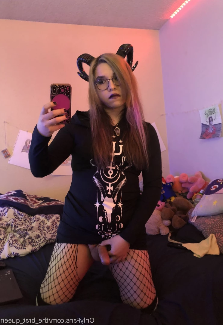 𝔱𝔥𝔢 𝔅𝔯𝔞𝔱 𝔔𝔲𝔢𝔢𝔫 🖤💀🏳️‍⚧️ [ the_brat_queen ] Onlyfans leaked photo 9069522 on Hotleaks.tv