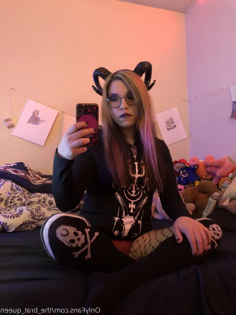 𝔱𝔥𝔢 𝔅𝔯𝔞𝔱 𝔔𝔲𝔢𝔢𝔫 🖤💀🏳️‍⚧️ [ the_brat_queen ] Onlyfans leaked photo 9069572 on Hotleaks.tv