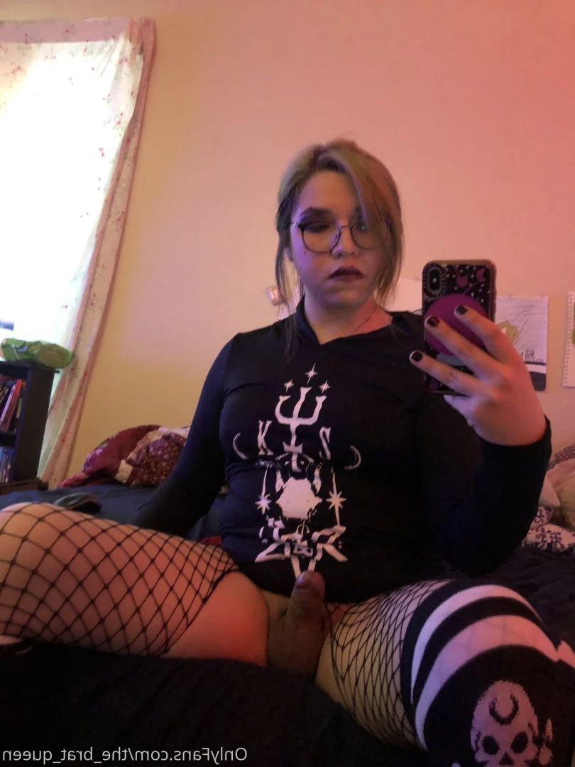𝔱𝔥𝔢 𝔅𝔯𝔞𝔱 𝔔𝔲𝔢𝔢𝔫 🖤💀🏳️‍⚧️ [ the_brat_queen ] Onlyfans leaked photo 9069849 on Hotleaks.tv