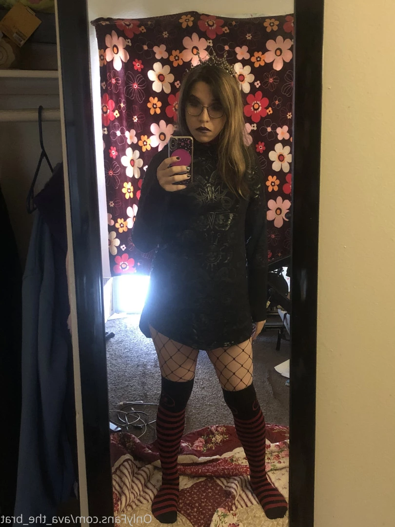 𝔱𝔥𝔢 𝔅𝔯𝔞𝔱 𝔔𝔲𝔢𝔢𝔫 🖤💀🏳️‍⚧️ [ the_brat_queen ] Onlyfans leaked photo 9070630 on Hotleaks.tv