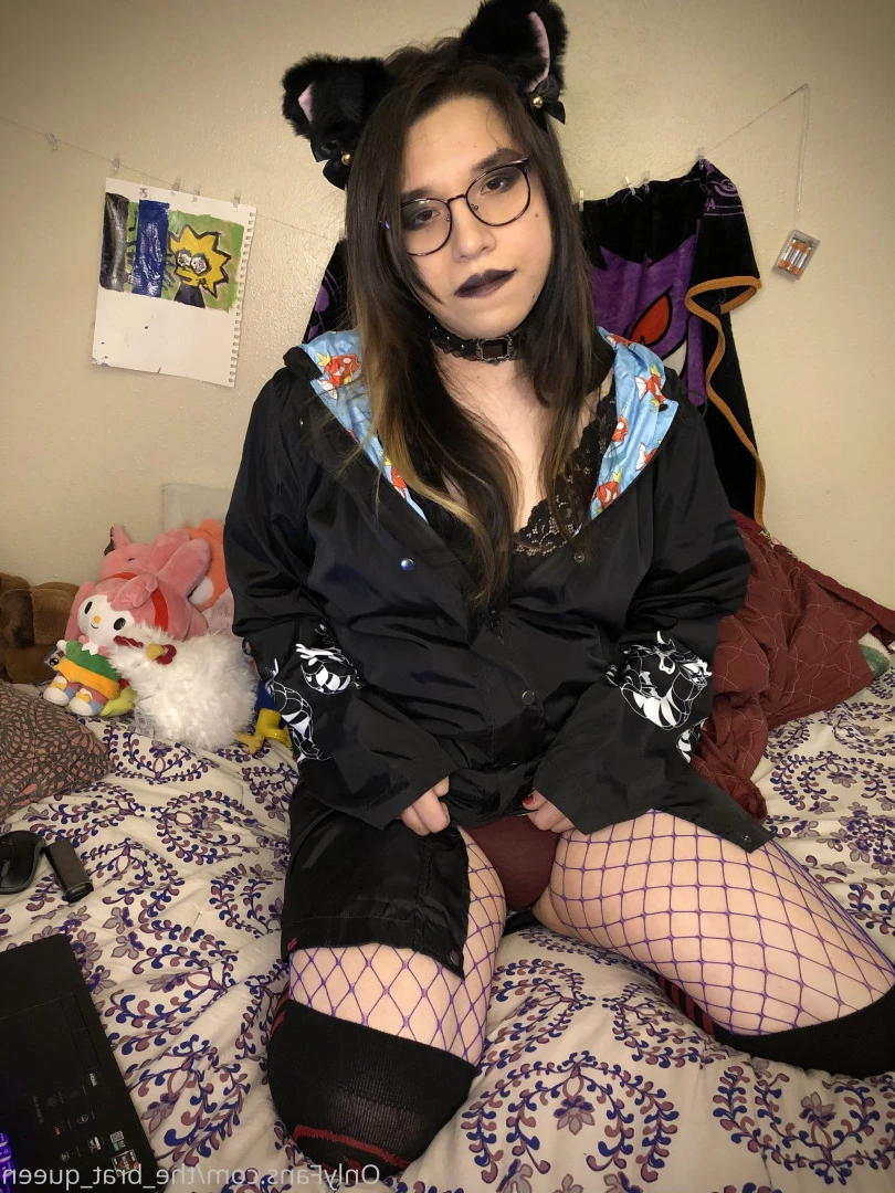 𝔱𝔥𝔢 𝔅𝔯𝔞𝔱 𝔔𝔲𝔢𝔢𝔫 🖤💀🏳️‍⚧️ [ the_brat_queen ] Onlyfans leaked photo 9071379 on Hotleaks.tv