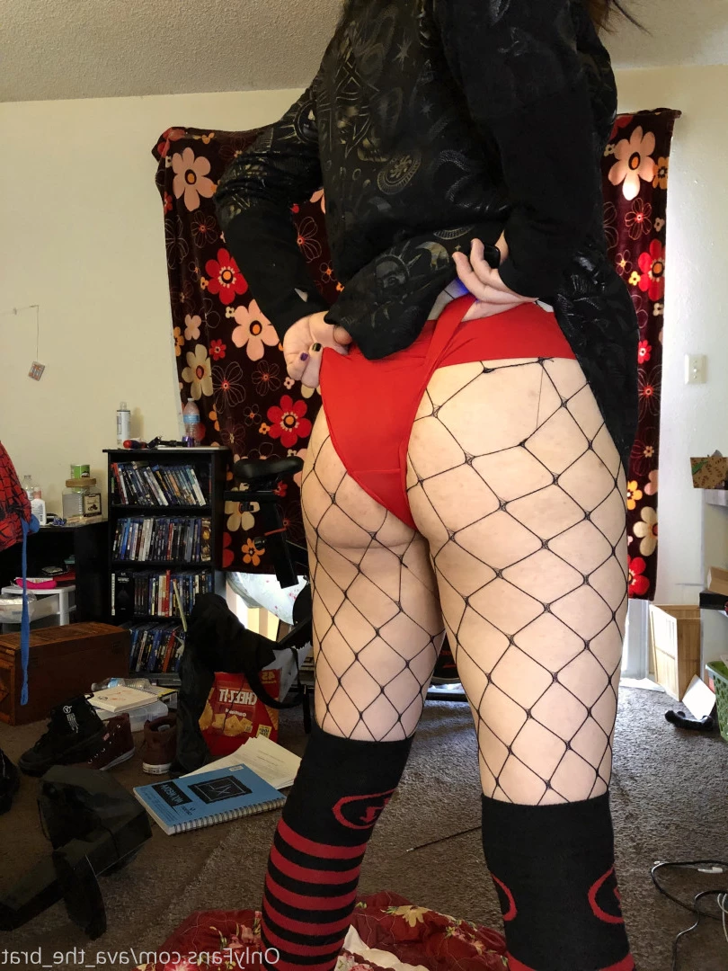 𝔱𝔥𝔢 𝔅𝔯𝔞𝔱 𝔔𝔲𝔢𝔢𝔫 🖤💀🏳️‍⚧️ [ the_brat_queen ] Onlyfans leaked photo 9071620 on Hotleaks.tv