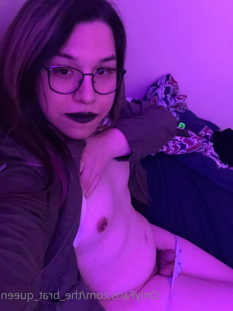 𝔱𝔥𝔢 𝔅𝔯𝔞𝔱 𝔔𝔲𝔢𝔢𝔫 🖤💀🏳️‍⚧️ [ the_brat_queen ] Onlyfans leaked photo 9072595 on Hotleaks.tv