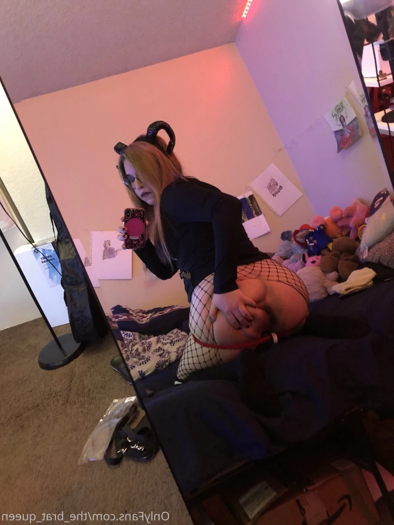 𝔱𝔥𝔢 𝔅𝔯𝔞𝔱 𝔔𝔲𝔢𝔢𝔫 🖤💀🏳️‍⚧️ [ the_brat_queen ] Onlyfans leaked photo 9072876 on Hotleaks.tv