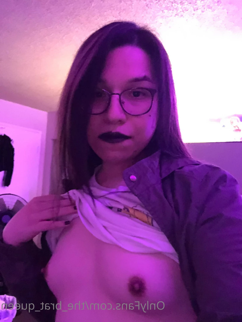 𝔱𝔥𝔢 𝔅𝔯𝔞𝔱 𝔔𝔲𝔢𝔢𝔫 🖤💀🏳️‍⚧️ [ the_brat_queen ] Onlyfans leaked photo 9072895 on Hotleaks.tv