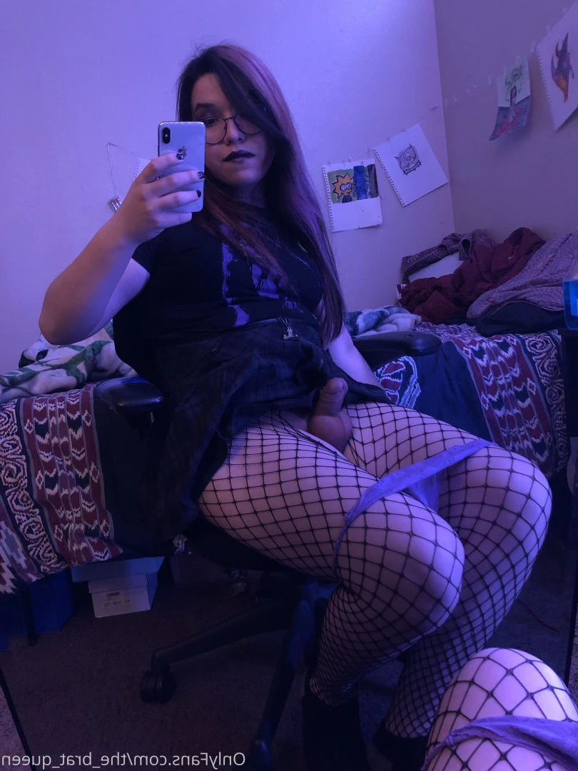 𝔱𝔥𝔢 𝔅𝔯𝔞𝔱 𝔔𝔲𝔢𝔢𝔫 🖤💀🏳️‍⚧️ [ the_brat_queen ] Onlyfans leaked photo 9073237 on Hotleaks.tv