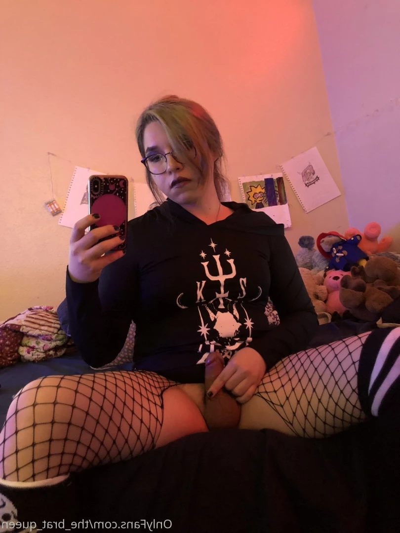 𝔱𝔥𝔢 𝔅𝔯𝔞𝔱 𝔔𝔲𝔢𝔢𝔫 🖤💀🏳️‍⚧️ [ the_brat_queen ] Onlyfans leaked photo 9073294 on Hotleaks.tv