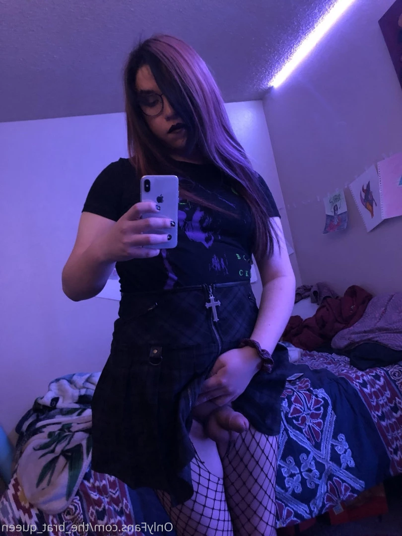 𝔱𝔥𝔢 𝔅𝔯𝔞𝔱 𝔔𝔲𝔢𝔢𝔫 🖤💀🏳️‍⚧️ [ the_brat_queen ] Onlyfans leaked photo 9073453 on Hotleaks.tv