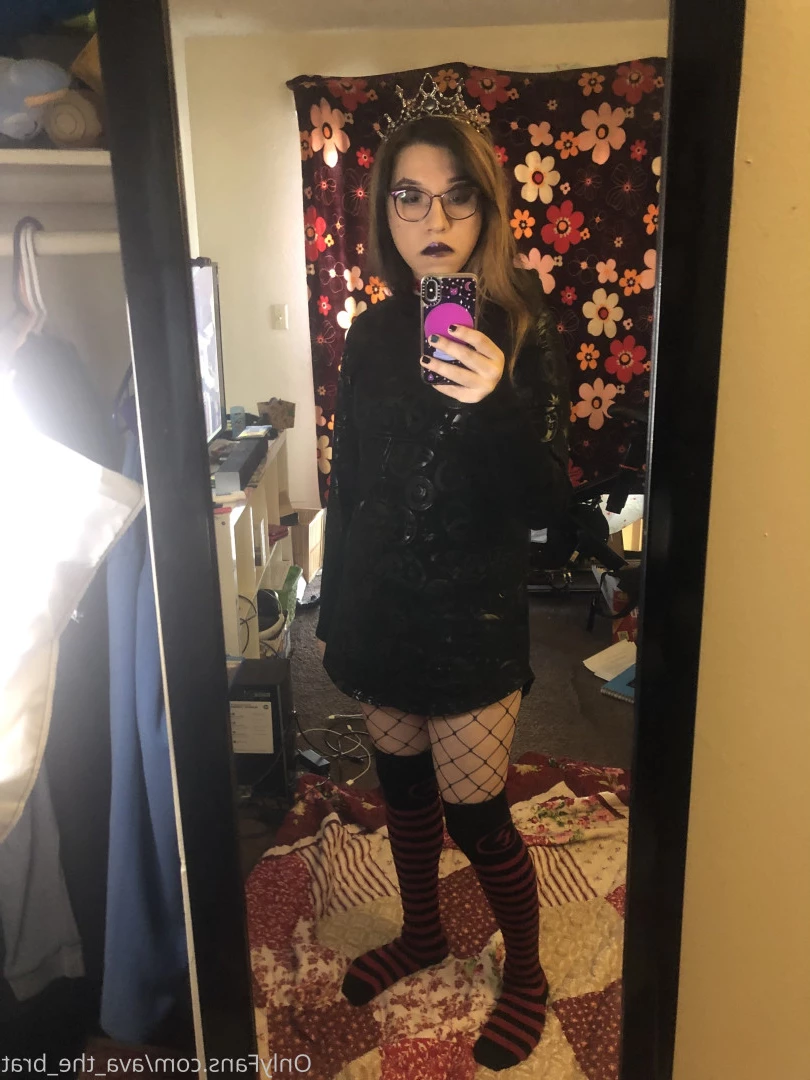 𝔱𝔥𝔢 𝔅𝔯𝔞𝔱 𝔔𝔲𝔢𝔢𝔫 🖤💀🏳️‍⚧️ [ the_brat_queen ] Onlyfans leaked photo 9073523 on Hotleaks.tv