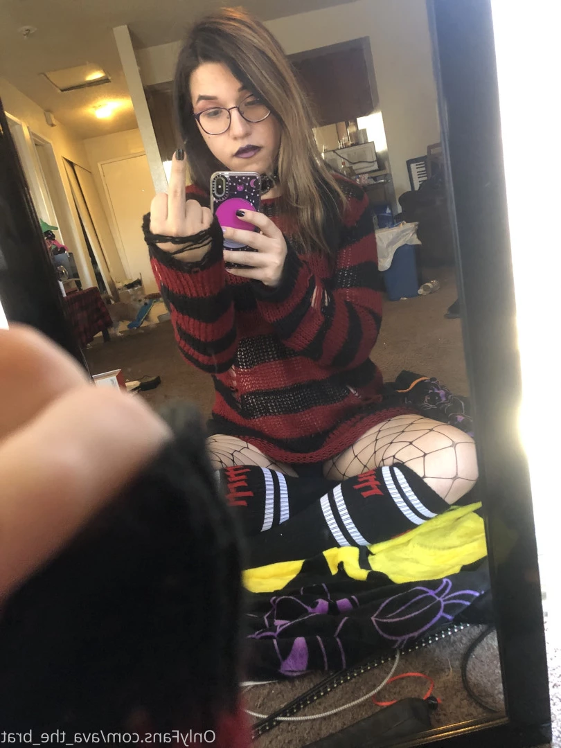 𝔱𝔥𝔢 𝔅𝔯𝔞𝔱 𝔔𝔲𝔢𝔢𝔫 🖤💀🏳️‍⚧️ [ the_brat_queen ] Onlyfans leaked photo 9073769 on Hotleaks.tv