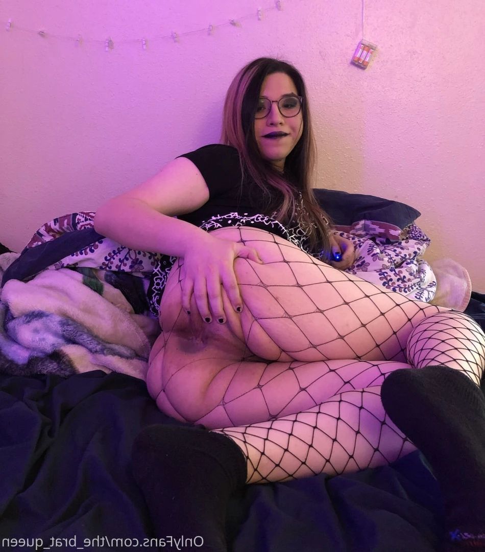 𝔱𝔥𝔢 𝔅𝔯𝔞𝔱 𝔔𝔲𝔢𝔢𝔫 🖤💀🏳️‍⚧️ [ the_brat_queen ] Onlyfans leaked photo 9074111 on Hotleaks.tv