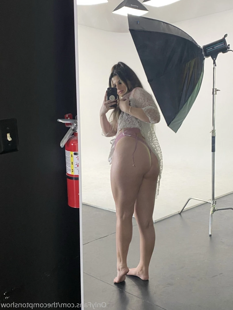 Alex Arabella  (ﾉ◕ヮ◕)ﾉ*:･ﾟ✧ [ alexarabellaa ] Onlyfans leaked photo 8856002 on Hotleaks.tv