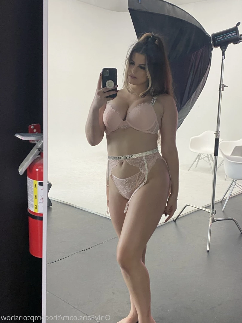 Alex Arabella  (ﾉ◕ヮ◕)ﾉ*:･ﾟ✧ [ alexarabellaa ] Onlyfans leaked photo 8856490 on Hotleaks.tv