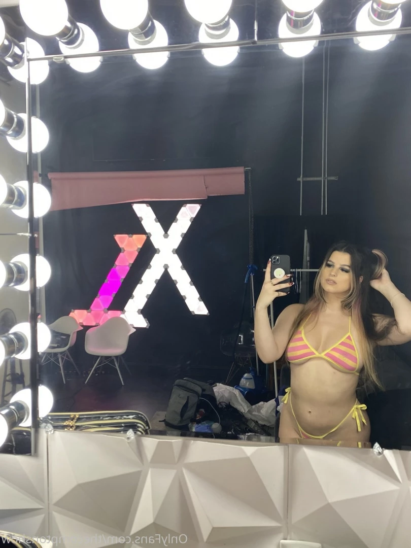 Alex Arabella  (ﾉ◕ヮ◕)ﾉ*:･ﾟ✧ [ alexarabellaa ] Onlyfans leaked photo 8859865 on Hotleaks.tv