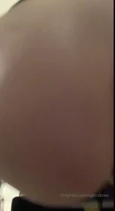 7925572