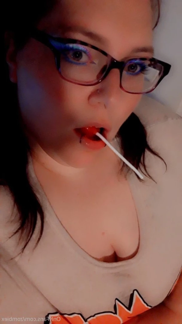 PrettyEyesChubbyThighs [ xlady_succubusx ] Onlyfans leaked photo 9707468 on Hotleaks.tv