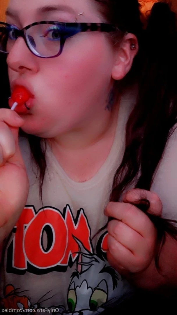 PrettyEyesChubbyThighs [ xlady_succubusx ] Onlyfans leaked photo 9707495 on Hotleaks.tv