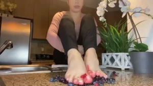 SweetiesToes [ yourfeetsweetie ] Onlyfans leaked video 18212697 on Hotleaks.tv