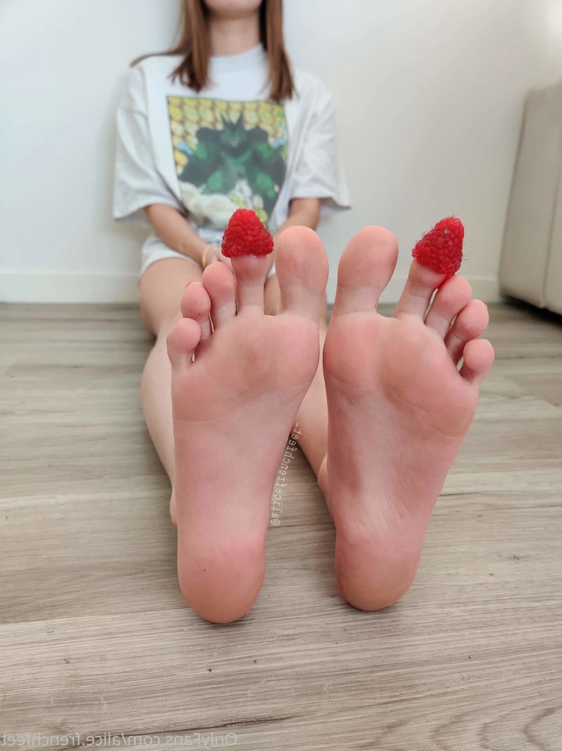 alicefrenchfeet [ alice.frenchfeet ] Onlyfans leaked photo 8826613 on Hotleaks.tv