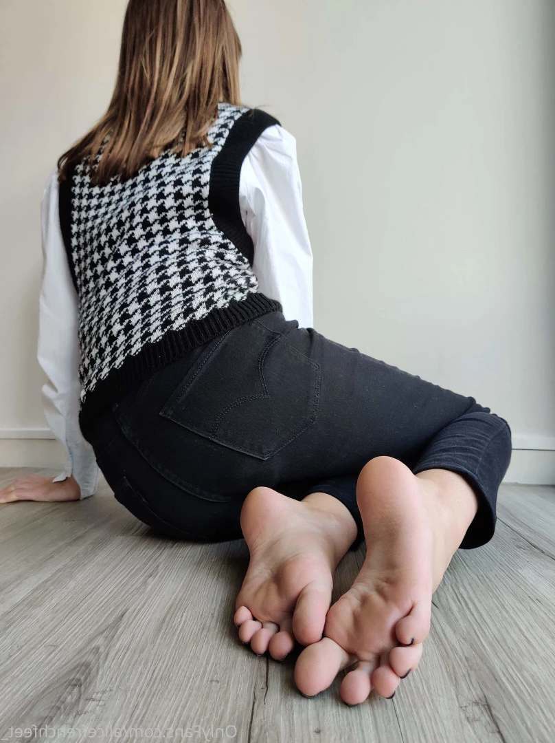 alicefrenchfeet [ alice.frenchfeet ] Onlyfans leaked photo 8827513 on Hotleaks.tv