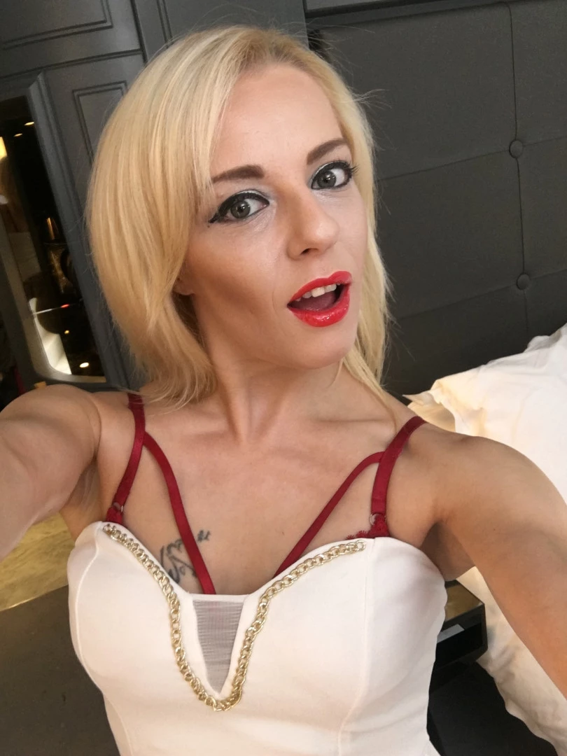 April Paisley OFFICIAL [ aprilpaisleyofficial ] Onlyfans leaked photo 8943561 on Hotleaks.tv