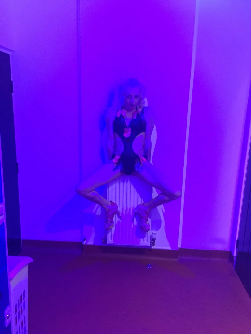 April Paisley OFFICIAL [ aprilpaisleyofficial ] Onlyfans leaked photo 8948603 on Hotleaks.tv