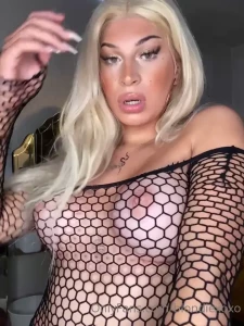 10476888