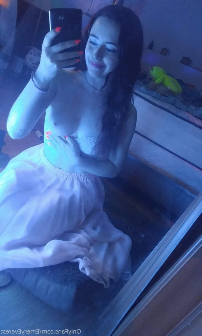 EmeryEverest (PaleLikeIce) [ emeryeverest ] Onlyfans leaked photo 10910963 on Hotleaks.tv