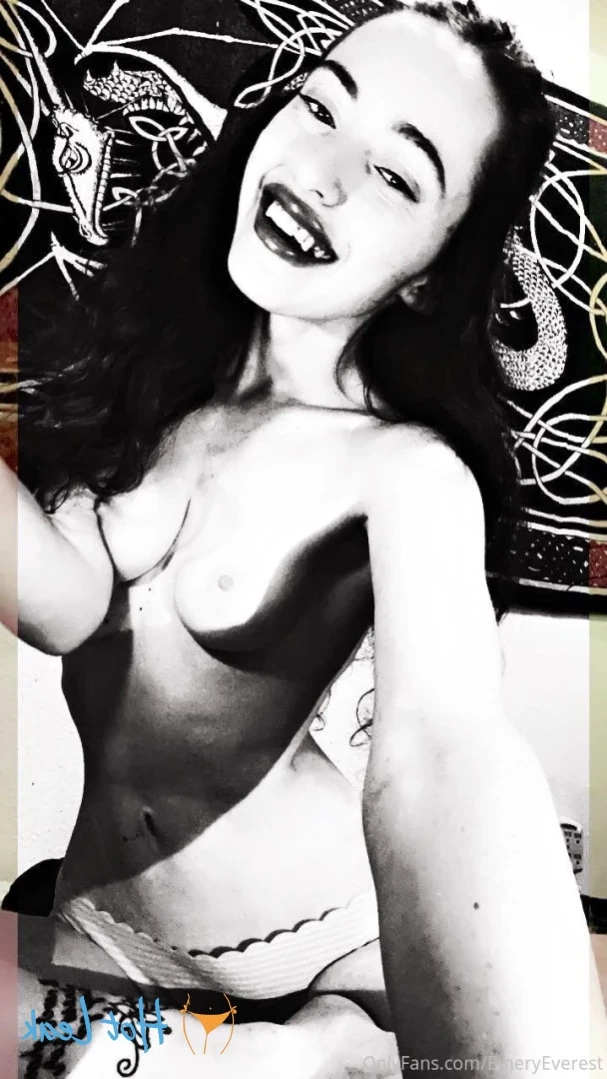 EmeryEverest (PaleLikeIce) [ emeryeverest ] Onlyfans leaked photo 11020514 on Hotleaks.tv