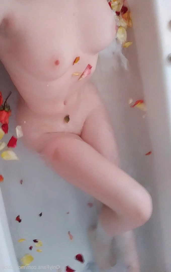 EmeryEverest (PaleLikeIce) [ emeryeverest ] Onlyfans leaked photo 12384393 on Hotleaks.tv