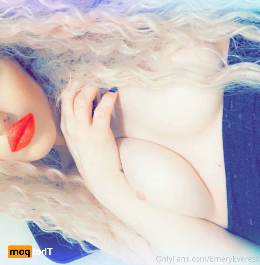 EmeryEverest (PaleLikeIce) [ emeryeverest ] Onlyfans leaked photo 15981554 on Hotleaks.tv