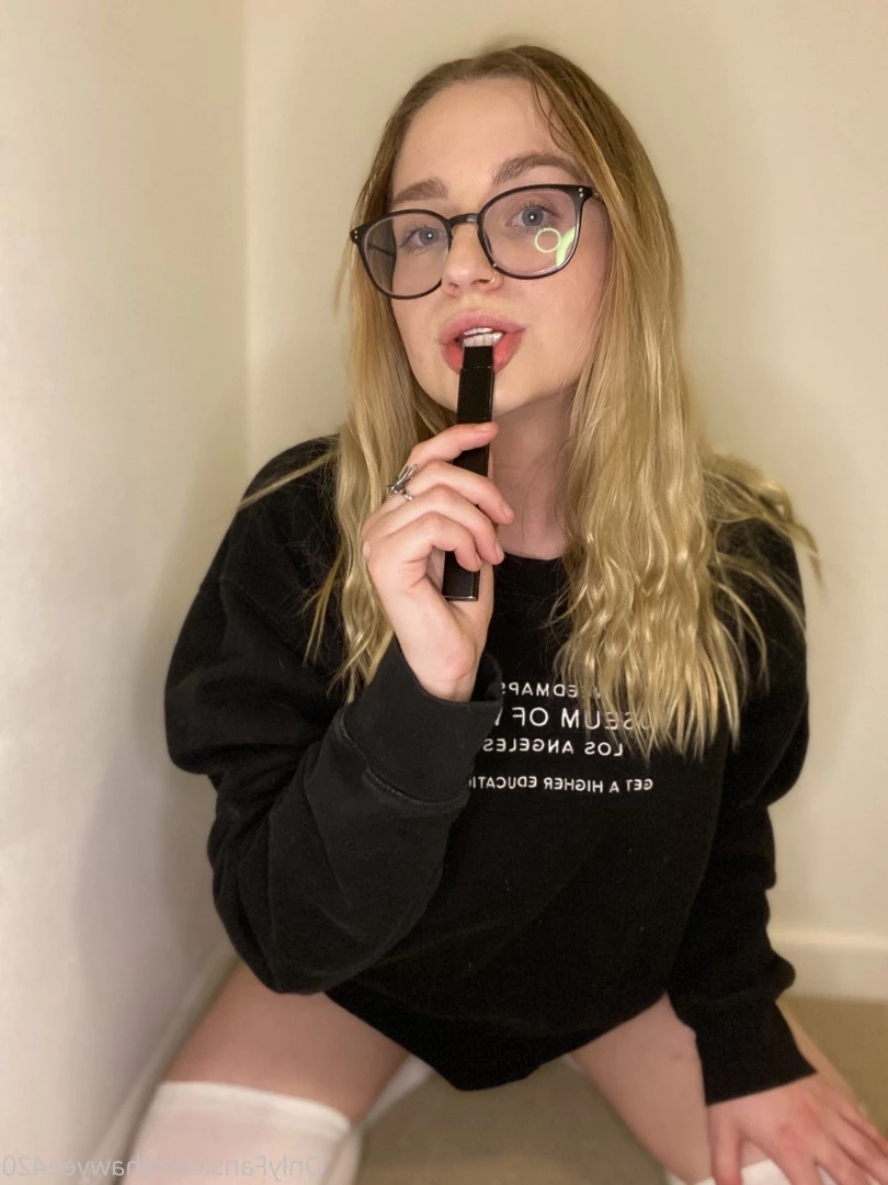 stoner girl next door 🍁 [ hawyee420 ] Onlyfans leaked photo 8698015 on Hotleaks.tv