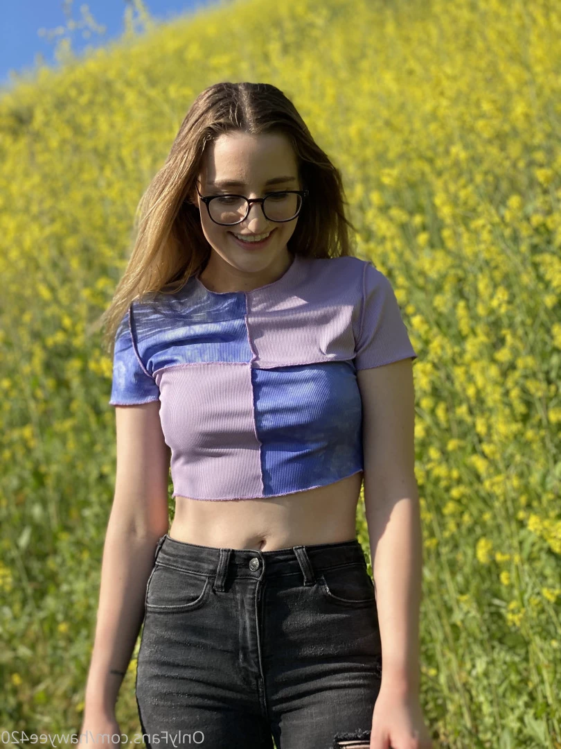 stoner girl next door 🍁 [ hawyee420 ] Onlyfans leaked photo 8698646 on Hotleaks.tv
