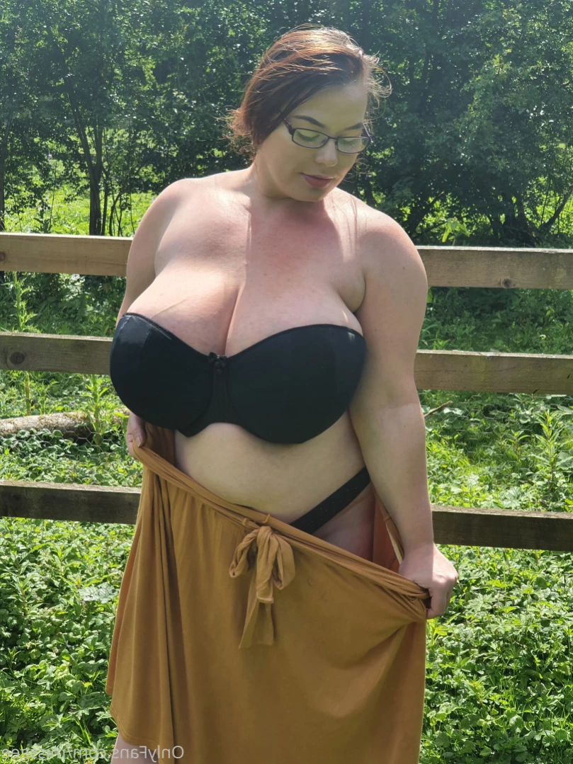 💜GeorginaGee💜 Huge Naturals 38KK [ georginagee ] Onlyfans leaked photo 11517191 on Hotleaks.tv