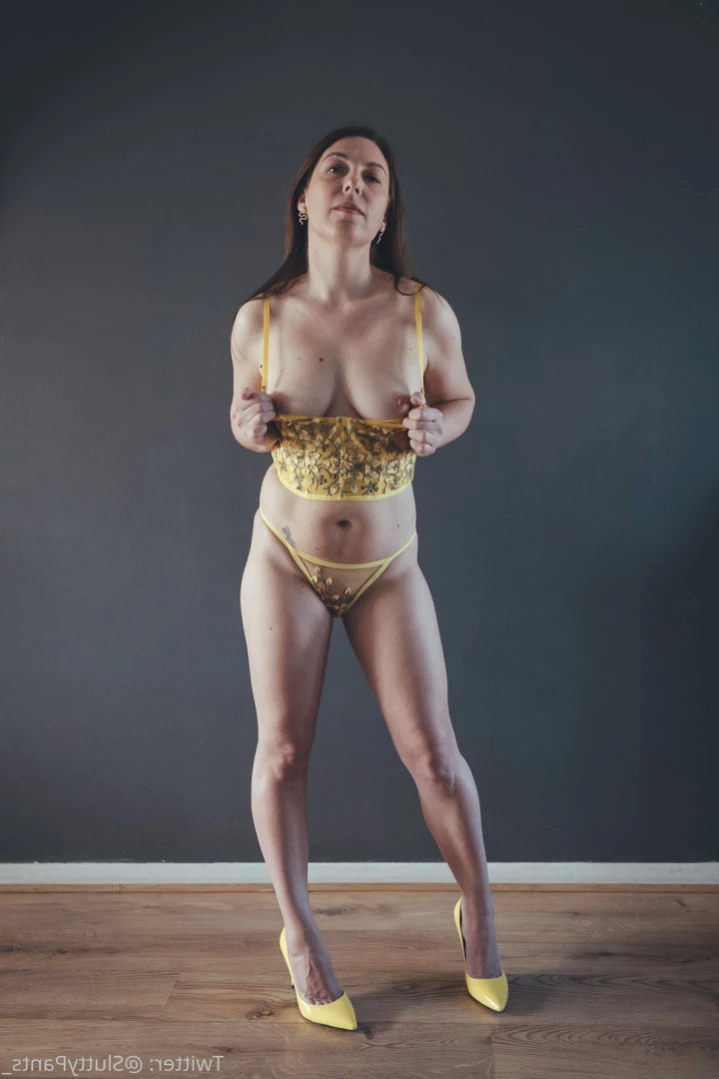 Average UK Mum [ averageukmum ] Onlyfans leaked photo 11596460 on Hotleaks.tv