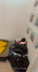 1649563