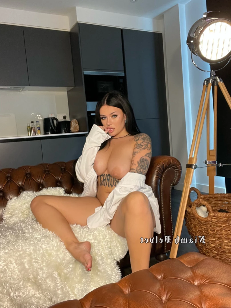 Niamh Velvet | QUEEN OF PIES 🥧 [ niamhvelvet ] Onlyfans leaked photo 15542248 on Hotleaks.tv