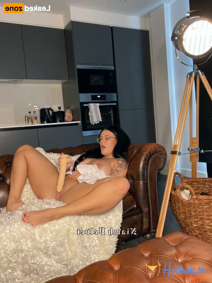 Niamh Velvet | QUEEN OF PIES 🥧 [ niamhvelvet ] Onlyfans leaked photo 16482465 on Hotleaks.tv