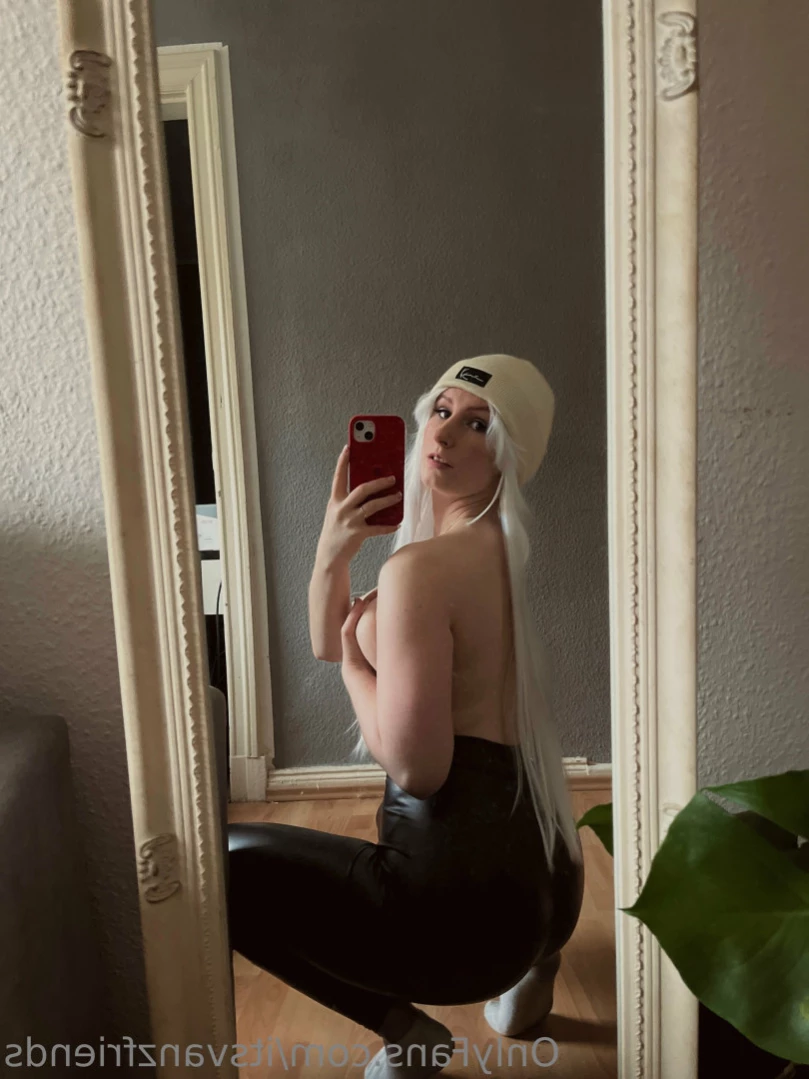 April [ itsvanzfriends ] Onlyfans leaked photo 11445961 on Hotleaks.tv