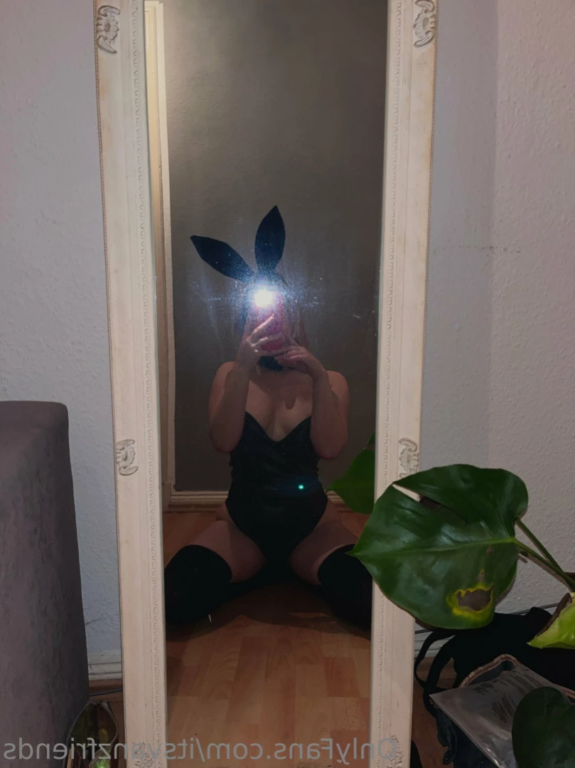 April [ itsvanzfriends ] Onlyfans leaked photo 11446056 on Hotleaks.tv