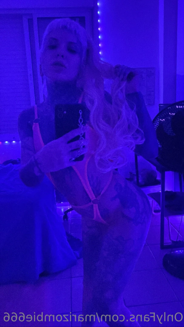 𝔐𝔞𝔯𝔦 ℨ𝔬𝔪𝔟𝔦𝔢 † [ marizombie666 ] Onlyfans leaked photo 11221931 on Hotleaks.tv