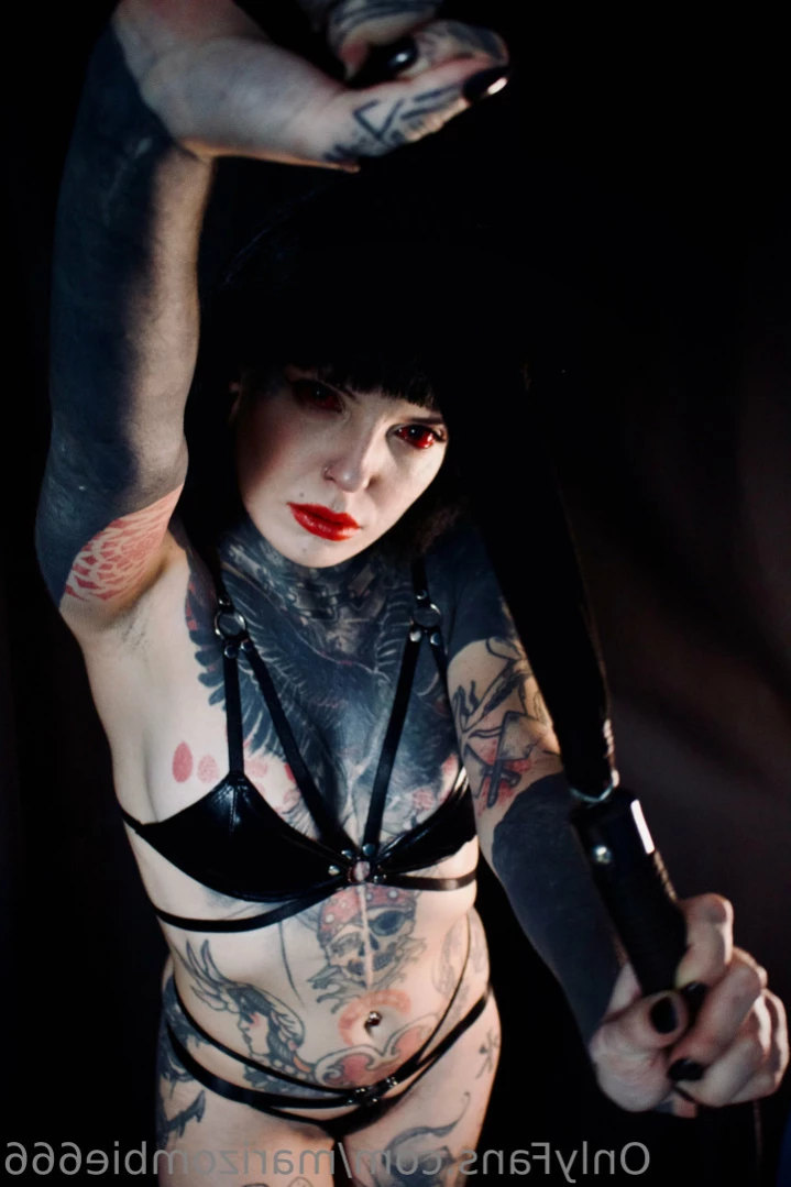 𝔐𝔞𝔯𝔦 ℨ𝔬𝔪𝔟𝔦𝔢 † [ marizombie666 ] Onlyfans leaked photo 11221938 on Hotleaks.tv